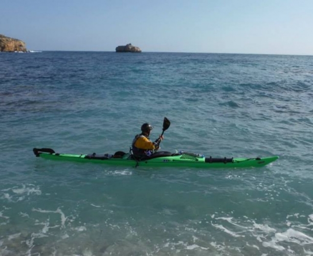 Canoas entre las olas